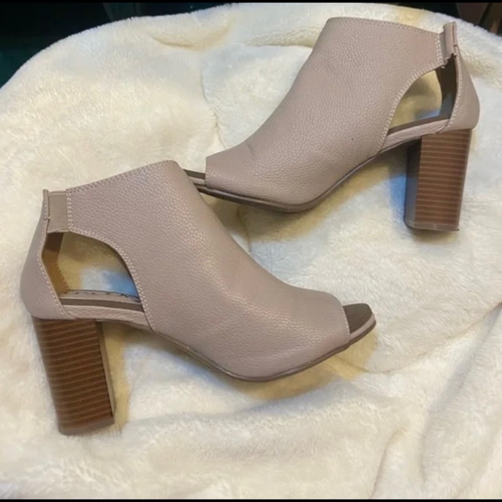 LIKE NEW —> Taupe cut out ankle booties